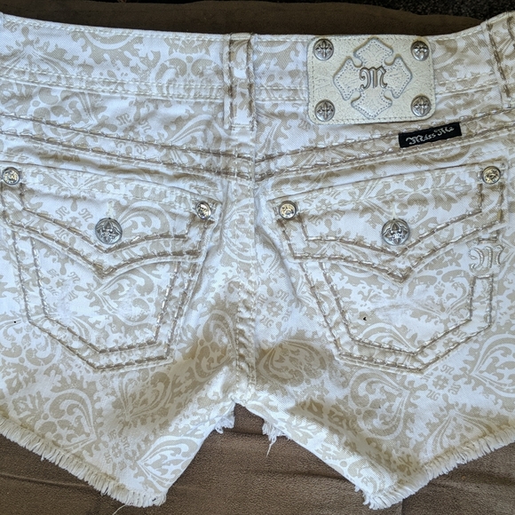 Miss Me | Blingy Beige/Khaki & White Patterned Distressed Shorts - Picture 2 of 5